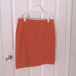 And Taylor pencil skirt. Classic cut.